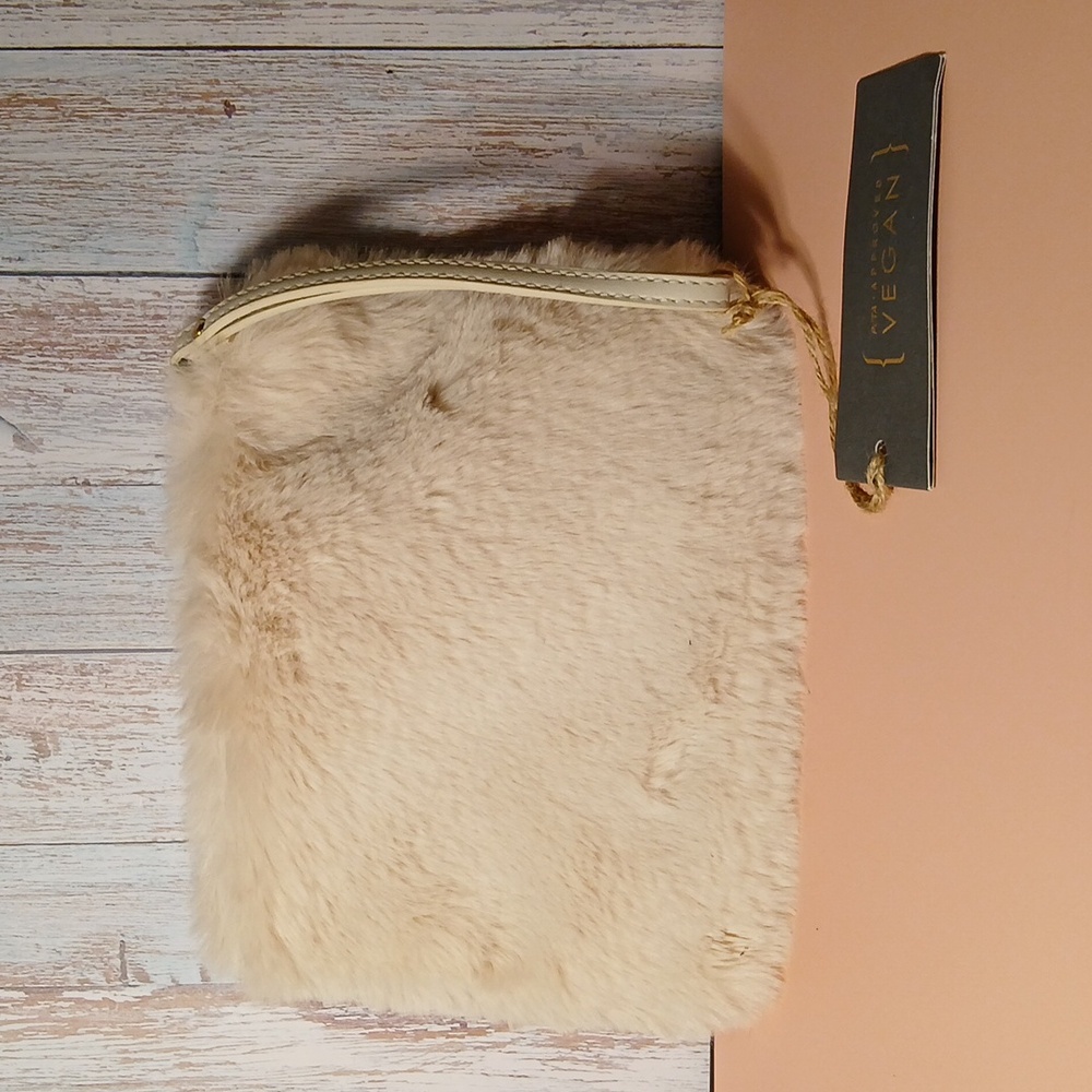 NWT Expressionsnyc off-white faux fur vegan clutch wrist handbag